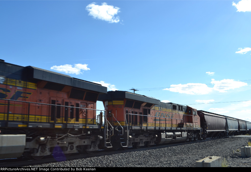 BNSF 5748